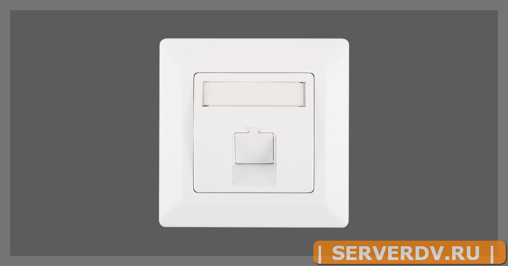 Лицевая панель во вставкой NIKOMAX, немецкий формат, 80x80мм, 1 порт, под модули Keystone, с подрамником, со шторками, наклонная, белая